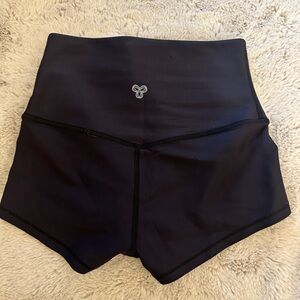 aritzia TnAction shorts